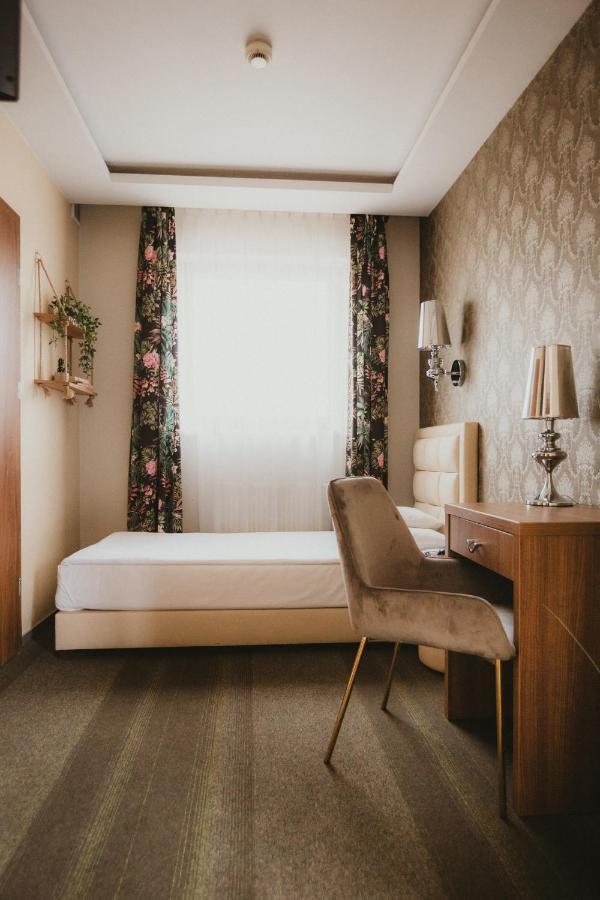 שייראדז Hotel Wroblewscy מראה חיצוני תמונה